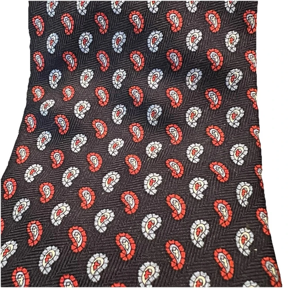 Brooks Brothers Silk Navy Blue With‎ Red And White All Over Paisley Pattern Tie
